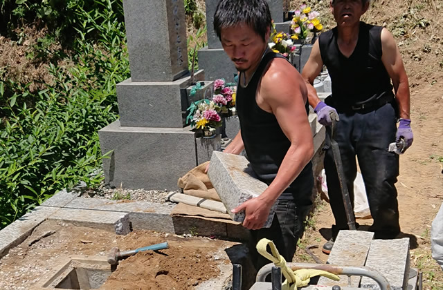 筒木社長による墓石の入れ替え作業